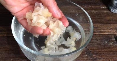 掰碎、洗净、沥水