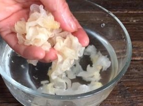 掰碎、洗净、沥水