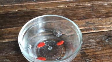 枸杞洗净，沥水备用