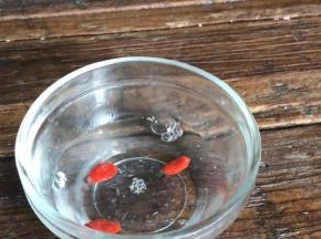 枸杞洗净，沥水备用