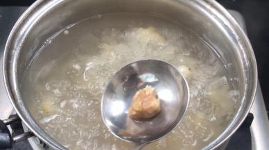 加入冰糖，拌匀至融化