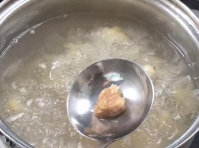 加入冰糖，拌匀至融化