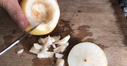 把梨核周边的核肉挖干净