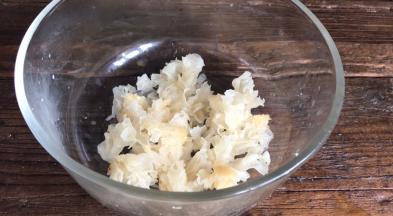 泡发好的银耳，洗净、掰碎