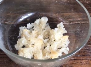 泡发好的银耳，洗净、掰碎