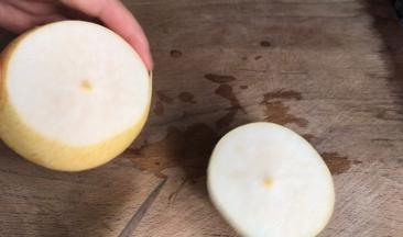 雪梨洗净后去蒂，在三分之一处切开