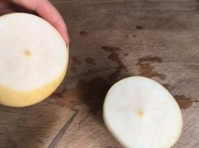 雪梨洗净后去蒂，在三分之一处切开