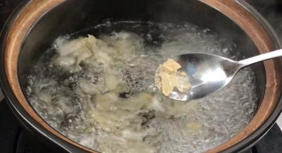 加入冰糖，拌匀