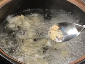 加入冰糖，拌匀