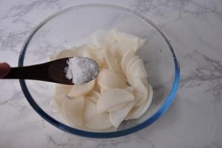 将腌好的萝卜挤干水份，加入两大勺糖腌制半小时左右出水。