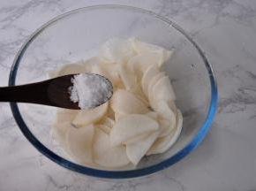 将腌好的萝卜挤干水份，加入两大勺糖腌制半小时左右出水。