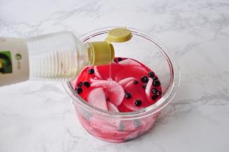 下面开始给汤汁调味，先尝一下黑醋栗汤汁微酸味道，然后加入糖、米醋，调成自已喜欢酸甜口，并搅拌均匀。