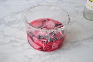 保鲜膜封好放冰箱，约两三个小时就能食用，脆生生的，酸爽可口。