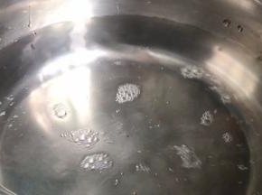 锅中倒入多点的清水