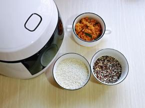 准备食材，我两种米没有称重，用饭煲配带的量杯装的米，各一杯。