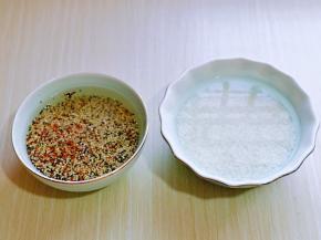 首先将两种米用冷水淘洗干净，再加入纯净水泡2小时。(天热需要放入冰箱冷藏浸泡)