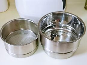 准备好“臻米低糖饭煲” 配带的304不锈钢内胆，甄子与小蒸格网。