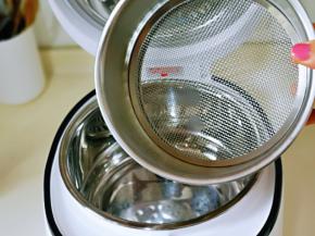 将甄子放入饭煲内胆中。