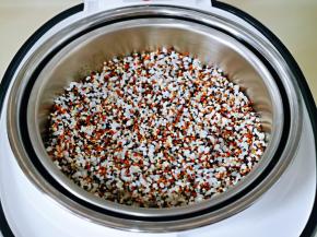 再将泡好的米倒入甄子中。