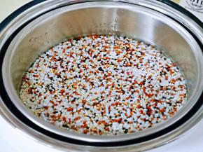 水量没过米，但是不要超过米1cm就可以。