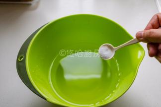 盆里放温水，用手试一下能感受到温热的状态，放2克盐搅匀。