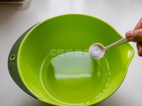 盆里放温水，用手试一下能感受到温热的状态，放2克盐搅匀。
