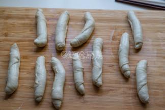 抽出筷子，就是一条条的面筋，依次做好全部面团。每一条的面筋，可大可小，不用刻意的去称量。