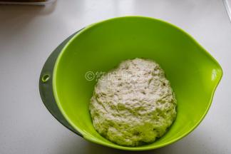 面团盖上保鲜膜室温下静置醒发一个小时以上，也可以放冰箱冷藏一夜，第二天再做。面团放冰箱冷藏的效果最好，筋性更强。