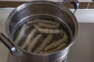 起锅烧水，水里可以放八角、香叶、桂皮、盐等，也可以什么都不放。放香料的，吃的时候有一股浓厚的八角味，反正最后烤的时候，还要刷料，白水煮面筋也没有问题。锅中的水烧到似开非开的状态是，放入面筋，用筷子巴拉几下，避免面筋粘在锅底上。