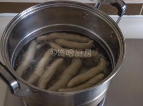 起锅烧水，水里可以放八角、香叶、桂皮、盐等，也可以什么都不放。放香料的，吃的时候有一股浓厚的八角味，反正最后烤的时候，还要刷料，白水煮面筋也没有问题。锅中的水烧到似开非开的状态是，放入面筋，用筷子巴拉几下，避免面筋粘在锅底上。