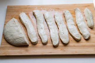 用刀切成稍宽一点长条，每个面团之间不要紧挨着，一会就会粘在一起。