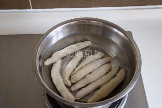 转中小火煮，一直煮到面筋漂浮在水面上即可，捞出面筋放入冷水中过凉。