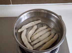 转中小火煮，一直煮到面筋漂浮在水面上即可，捞出面筋放入冷水中过凉。