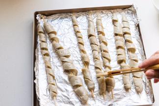 用刷子在面筋的2面刷一点植物油，避免沾锡纸。