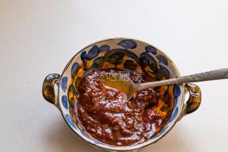 烤面筋的时候，调一碗料。蚝油、番茄沙司、香菇辣酱拌匀即可，喜欢吃辣的可以放一点辣椒面，也可以放孜然粉，烤出的面筋就是孜然味的。