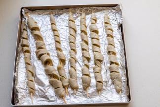 用刀顺着面筋切一圈，然后用手拉伸开面筋，放入铺锡纸的烤盘中。