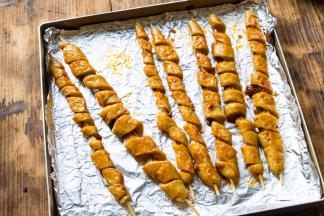 取出烤了7~8分钟的面筋，2面刷料，继续放回烤箱烤7~8分钟。