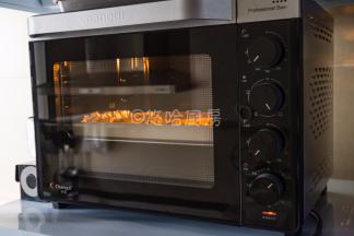 烤箱提前用上下火各200度进行预热，预热到位后放入烤盘至中层，先烤7~8分钟左右。