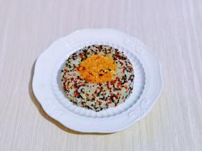 再把肉松放入中间的圈圈里。