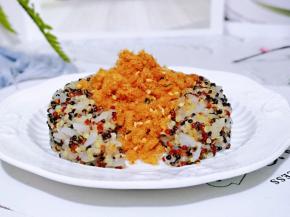 盛了一勺，口感真的超级好，太喜欢米饭的口感了。