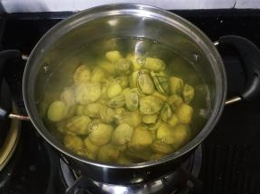 锅里放入水、姜片、料酒、盐，水开后放入花蛤