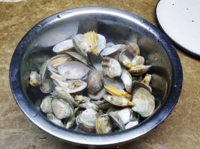 煮至花蛤开口捞出晾凉