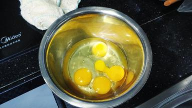 鸡蛋个打入盆里