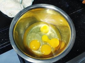 鸡蛋个打入盆里