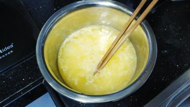 倒入大半碗水放入少许盐（水量要看鸡蛋大小而放）搅拌均匀