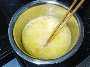 倒入大半碗水放入少许盐（水量要看鸡蛋大小而放）搅拌均匀