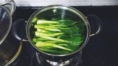 锅里热水将菜心焯一焯水