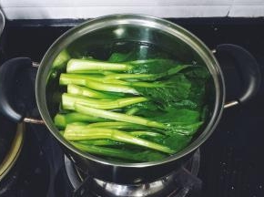 锅里热水将菜心焯一焯水