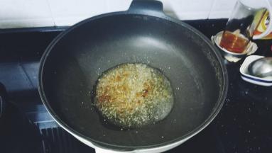 锅里热油放入蒜蓉、盐煸炒
