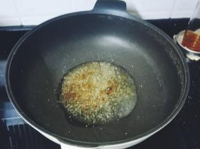 锅里热油放入蒜蓉、盐煸炒